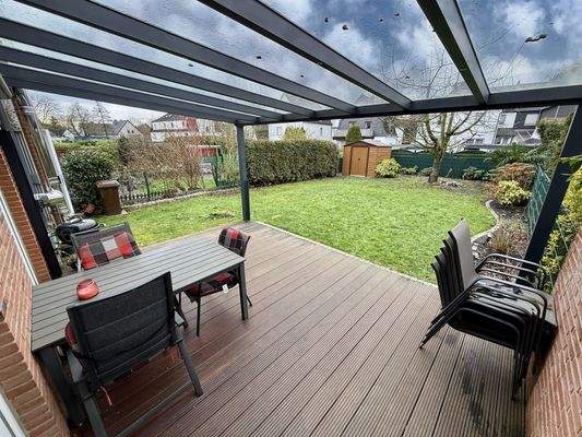 Überdachte Terrasse mit Markise