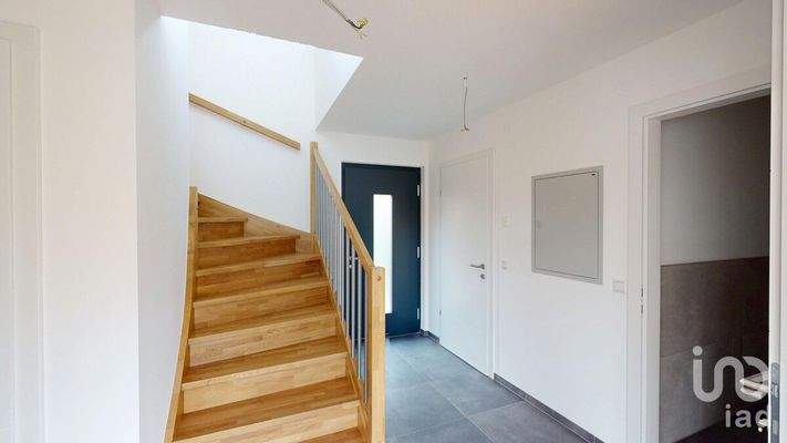 Flur und Treppenaufgang 02