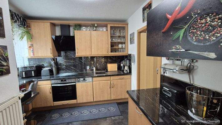 Küche mit Speisekammer