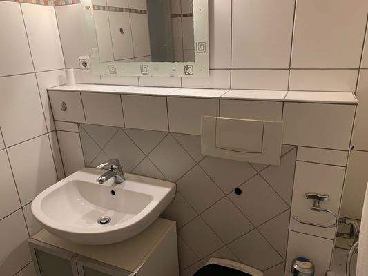 4. Innnenliegendes Wannenbad, weiss gefliesst