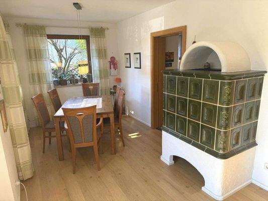 EG_Esszimmer mit Kachelofen