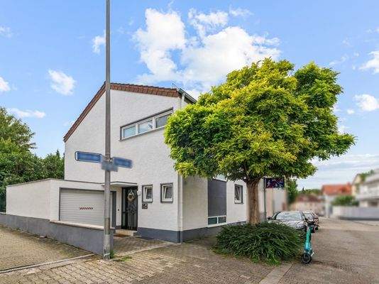 Seitenansicht und Garage