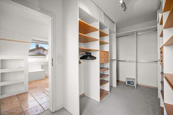 Ankleide mit Zugang zum Bad