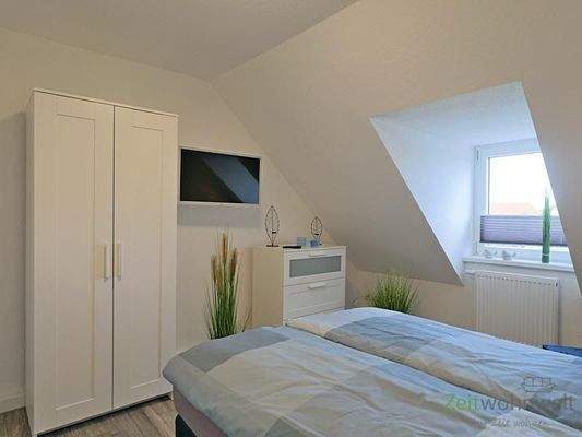 Kleiderschrank und TV