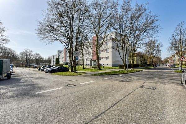 Haus &amp; Straße v. Nord-Ost