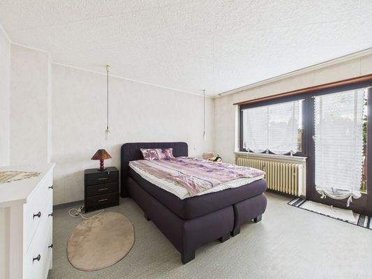 Elternzimmer mit Zugang zum Balkon