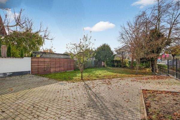 Hof und Auto-Stellplätze