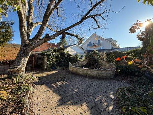 Freisitz mit Gartenteich