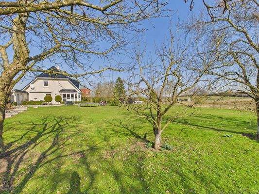 Garten mit Obstbäumen