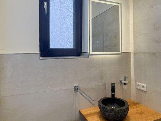 11. Waschtisch und Touch-Screen Spiegel.jpg