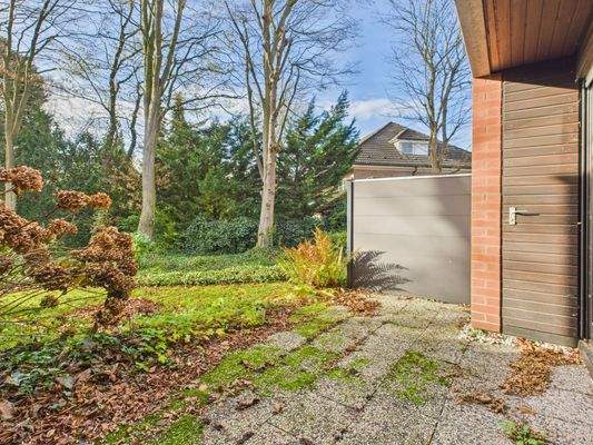 Terrasse und Blick in den Garten