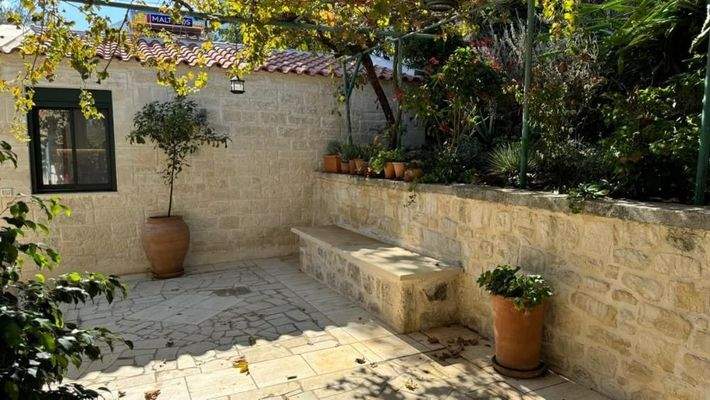 Kreta, Kournas: Malerisches Steinhaus mit bezauberndem See- und Meerblick zu verkaufen