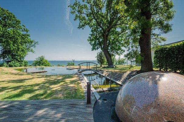 Kneippfad mit Granitmonolith