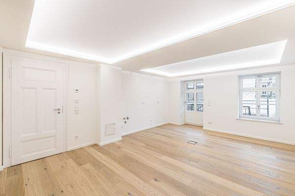 Küche mit Zugang zum Innenhof 