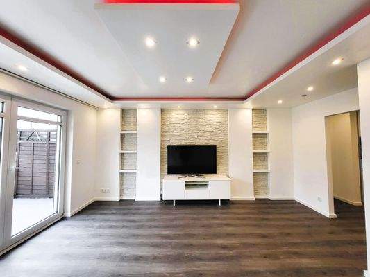 hochwertige TV Wand mit modernen Details.jpg