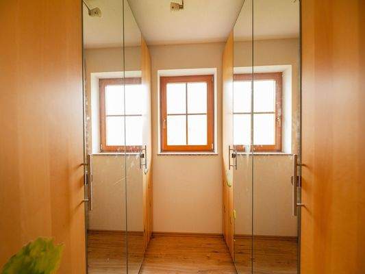 Begehbarer Kleiderschrank im EG