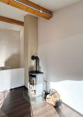 wohlig-wärmender Kamin im Wohnbereich