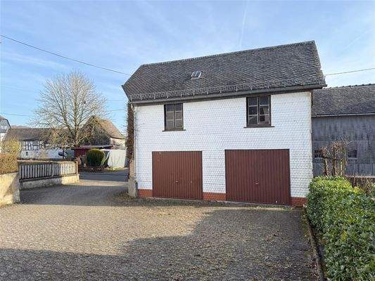 Remise mit 2 Garagen