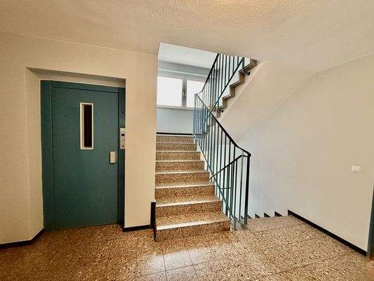 Treppenhaus mit Fahrstuhl