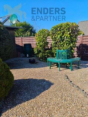 Weg neben Gartenhaus