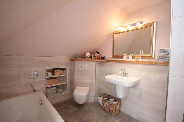 Bad mit Dusche und Wanne