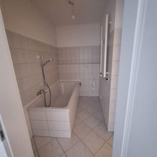 Stilvolle 3-Zimmer-Wohnung mit großem Privatgarten, Balkon und hochwertiger Sanierung in Jena - Photo 2