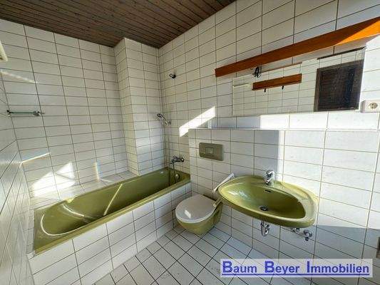 Tageslichtbad mit Badewanne