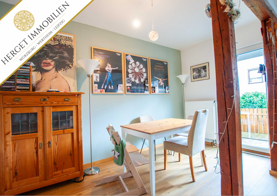 Esszimmer mit Balkonzugang