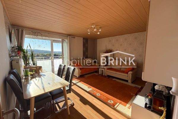 Wohnzimmer mit Zugang zum Balkon