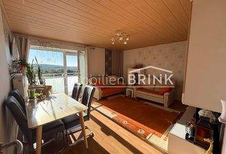 Wohnzimmer mit Zugang zum Balkon