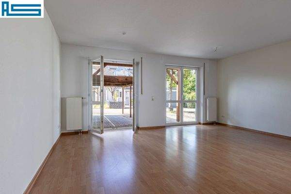 Wohnzimmer mit Zugang nach Draußen