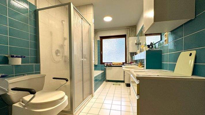Vollbad mit Dusche im Erdgeschoss