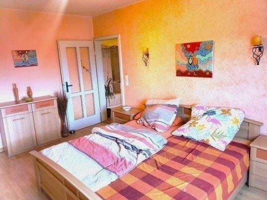 Helles geräumiges Schlafzimmer