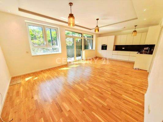 Living Area mit riesigen Fensterfronten