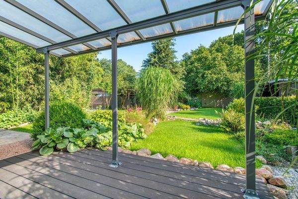 Blick von überdachter Terrasse