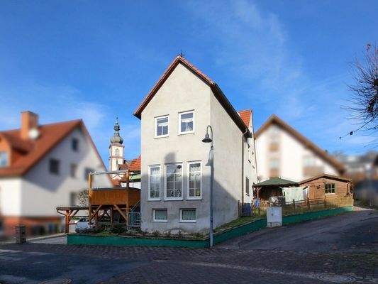 Vorderansicht mit Kirchenblick