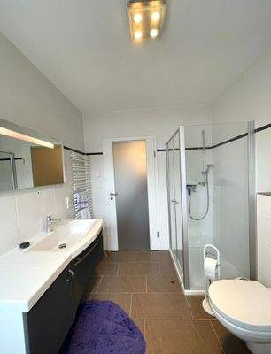 OG Bad mit Dusche und Badewanne