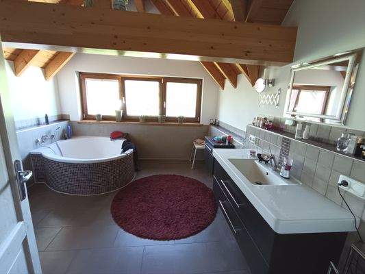 Badezimmer OG mit Wanne und Dusche