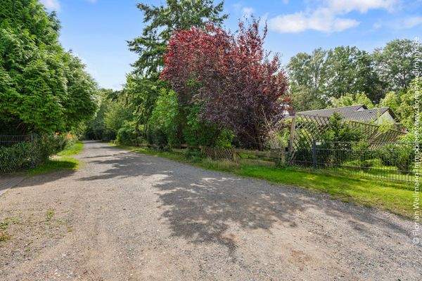 Straße vor dem Grundstück.