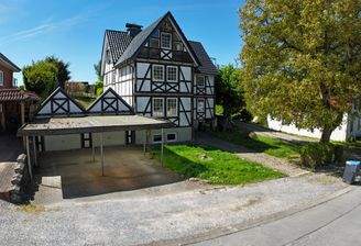 Fachwerkhaus mit Carport und Garten