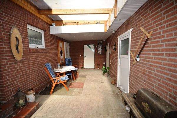 Überdachung zu den Nebengebäude 