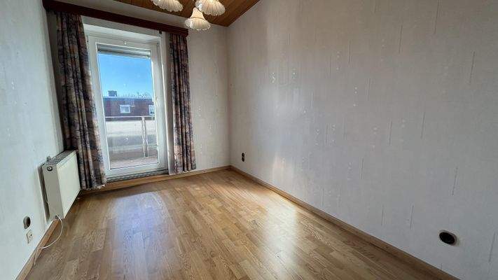 Arbeitszimmer mit Balkonzugang