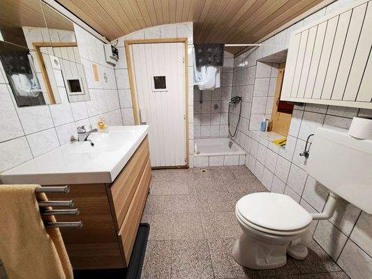 Duschbad mit Sauna im Erdgeschoss.jpg
