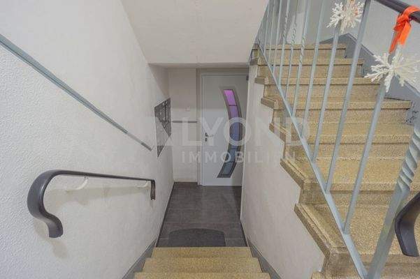 Hauseingang und Treppe