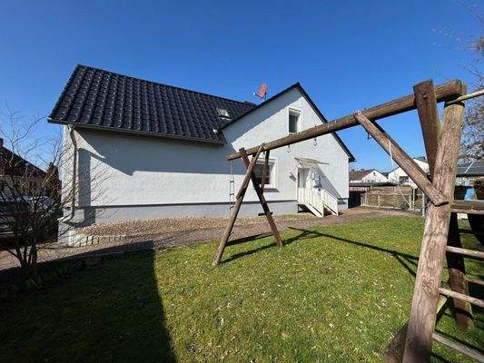 Eingangsseite und kleiner Garten