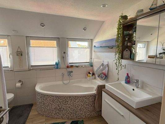 Bad mit Eck-Badewanne+Dusche im DG