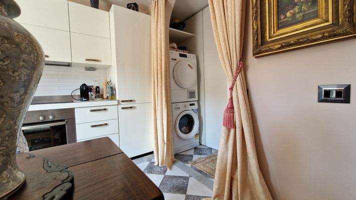 mit Platz für WM und Trockner