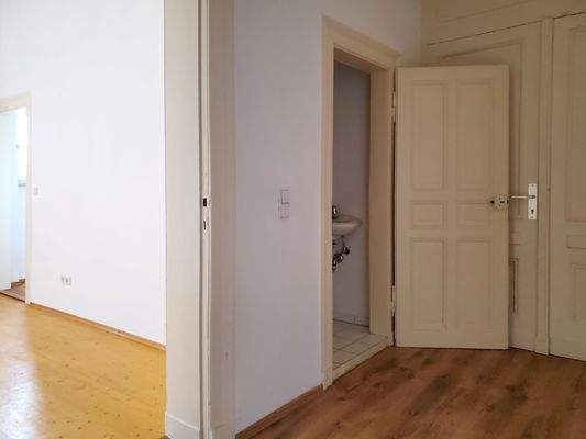 WC und Zimmer vorne.jpg