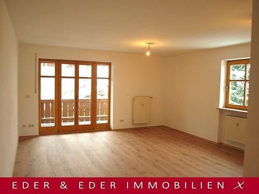 Wohnzimmer mit Zugang zum Südbalkon