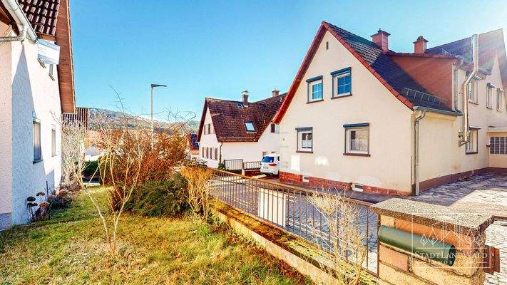 Garten neben dem Hauseingang